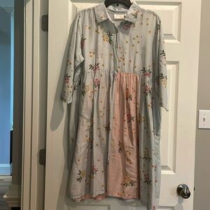 Pretty pastel colored ladies dress. Very airy and flowy. Pretty for weddings